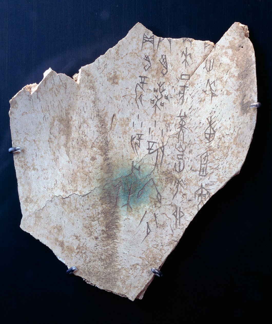 Pictogramme sur une omoplate de bœuf avec un rituel pour conjurer le danger - Shang Dynasty Chinese School