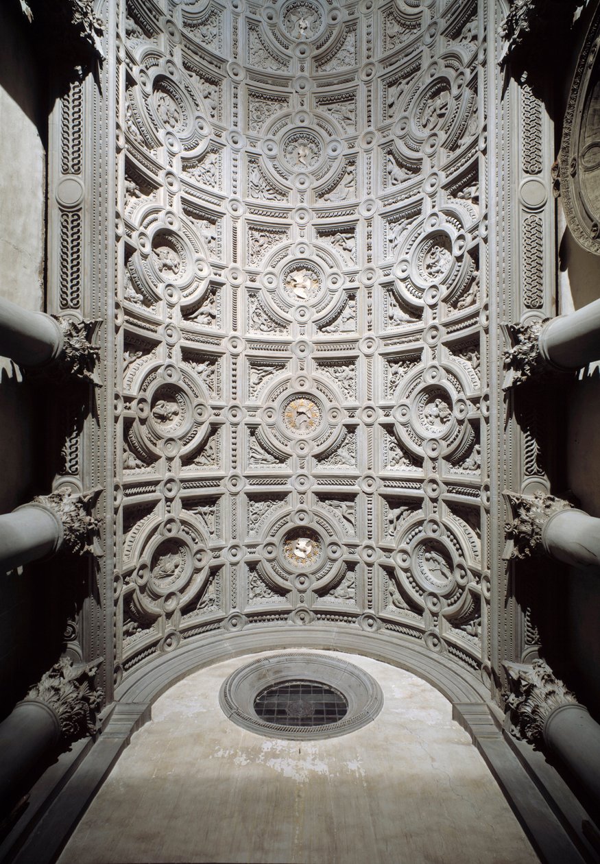 Vue intérieure du plafond voûté du vestibule de l