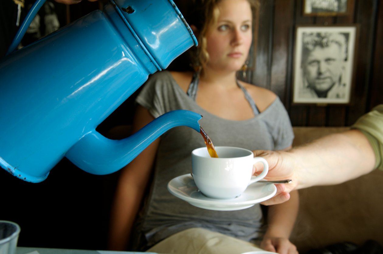 Café servi dans une cafetière danoise antique, Arhus, Danemark, 2022 - Sisse Brimberg