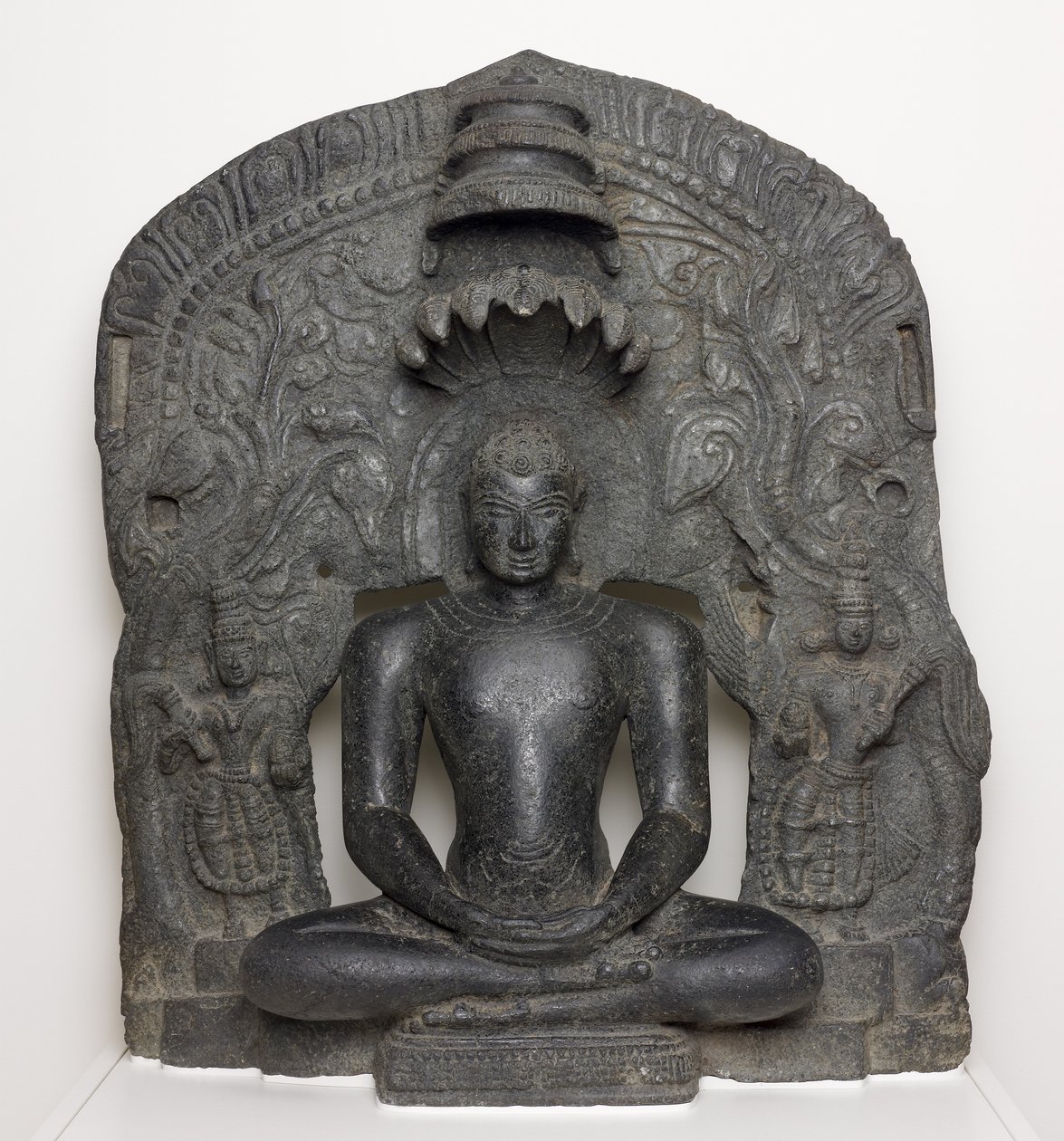 Jaina Tirthankara Parshvanatha avec capuchon de serpent en méditation (Dhyanamudra), du Karnataka, Inde - South Indian School