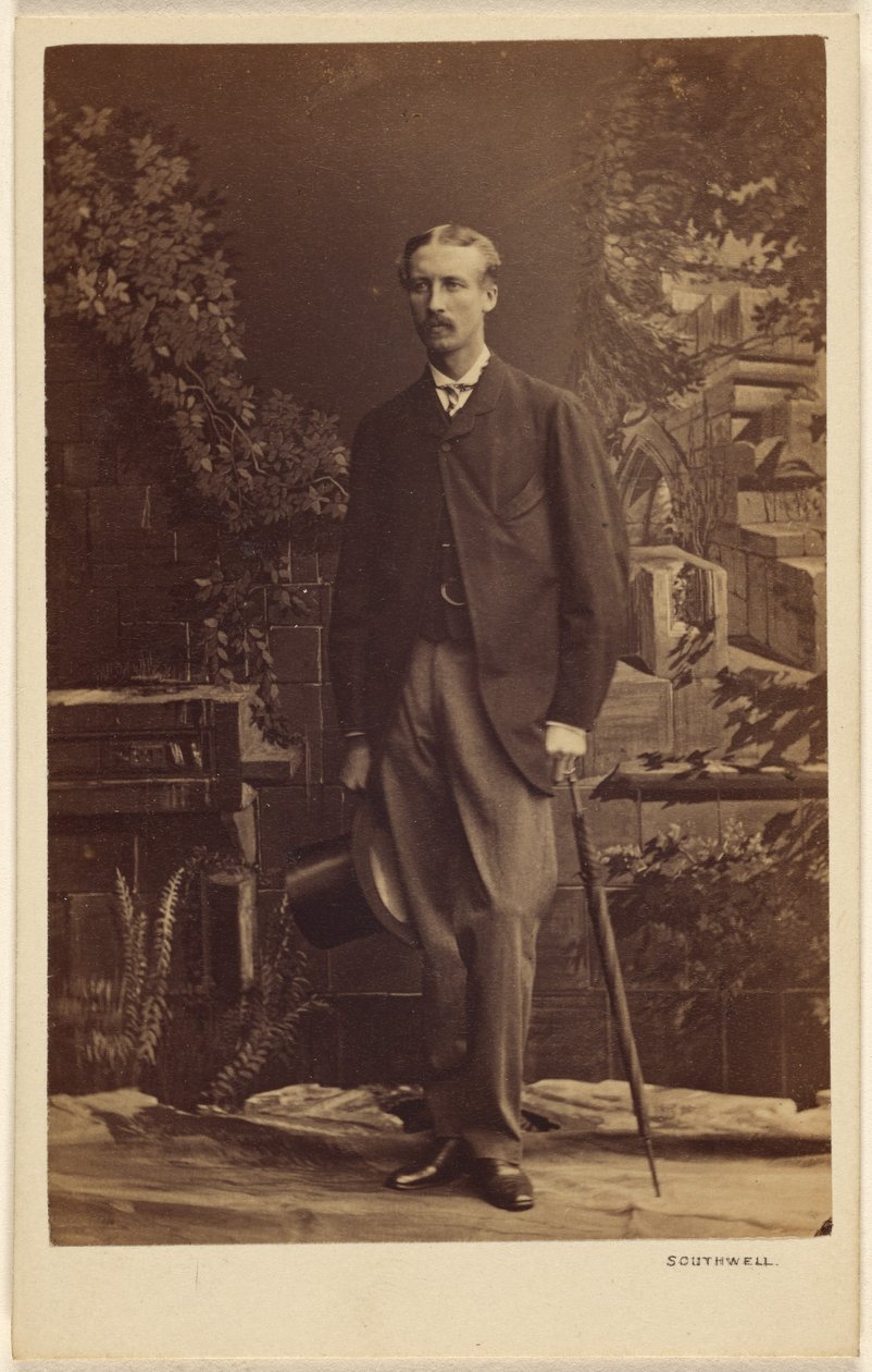 [Homme non identifié, moustachu, tenant un chapeau haut de forme et un parapluie, debout]. - Southwell Brothers
