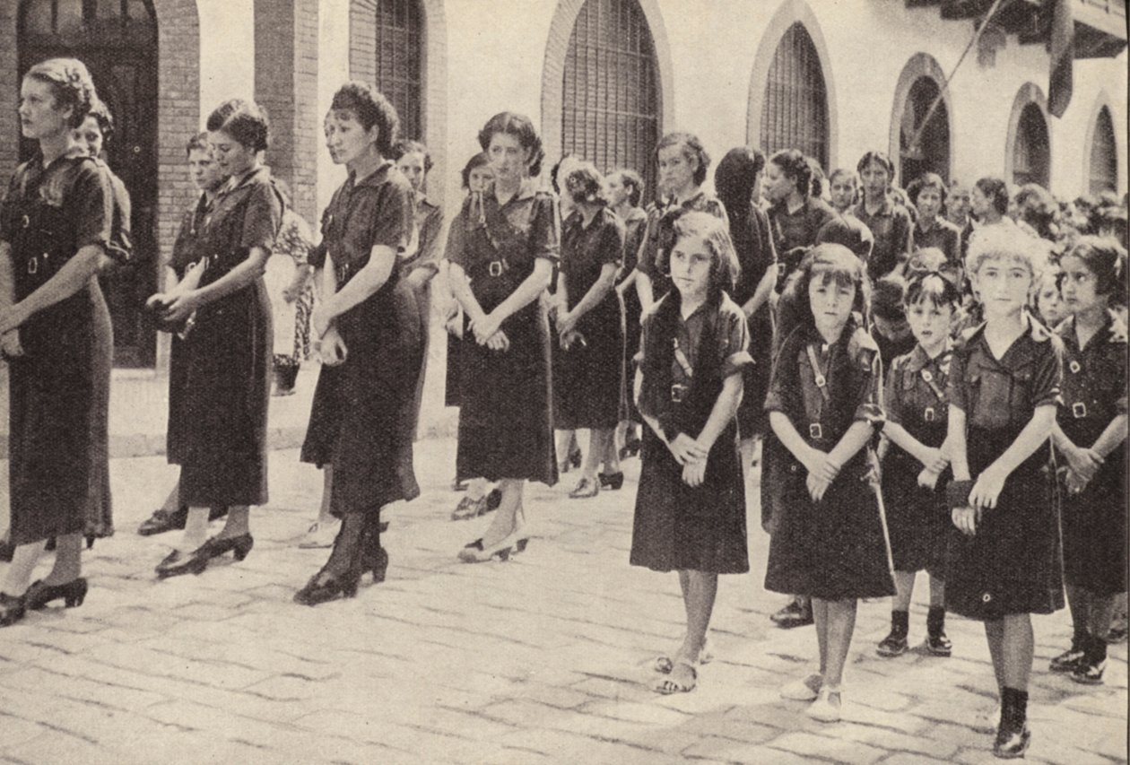 Section féminine du mouvement falangiste en Espagne sous le régime de Francisco Franco (photo n/b) - Spanish Photographer