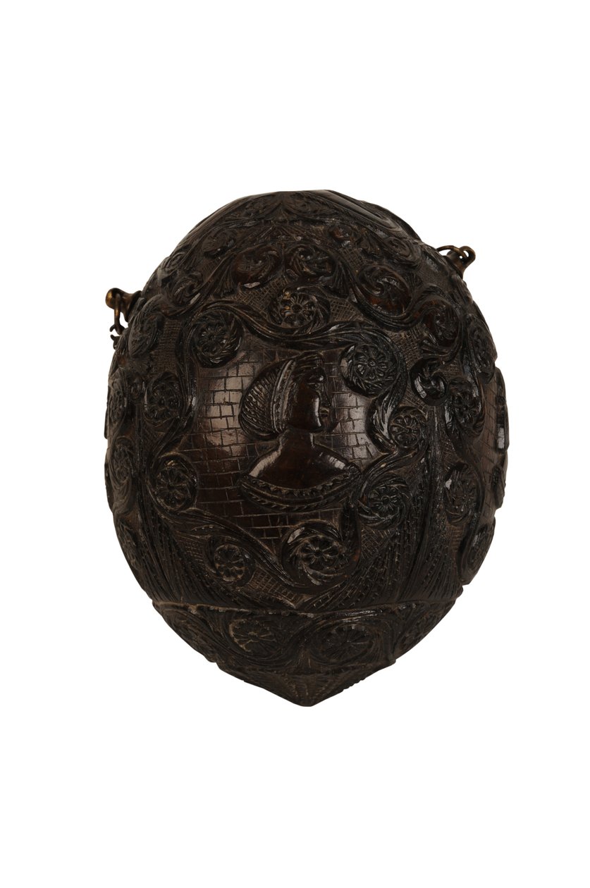 Flasque à poudre en noix de coco sculptée, coloniale espagnole, vers 1800 - Spanish School