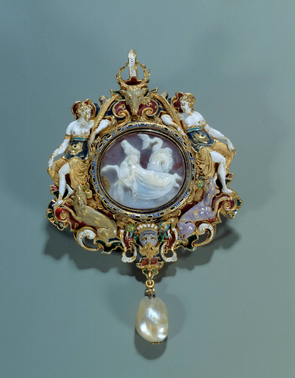 Bijoux : pendentif émaillé sur or rond avec un camée. 1550-1575. Paris, Musée du Louvre - Spanish School
