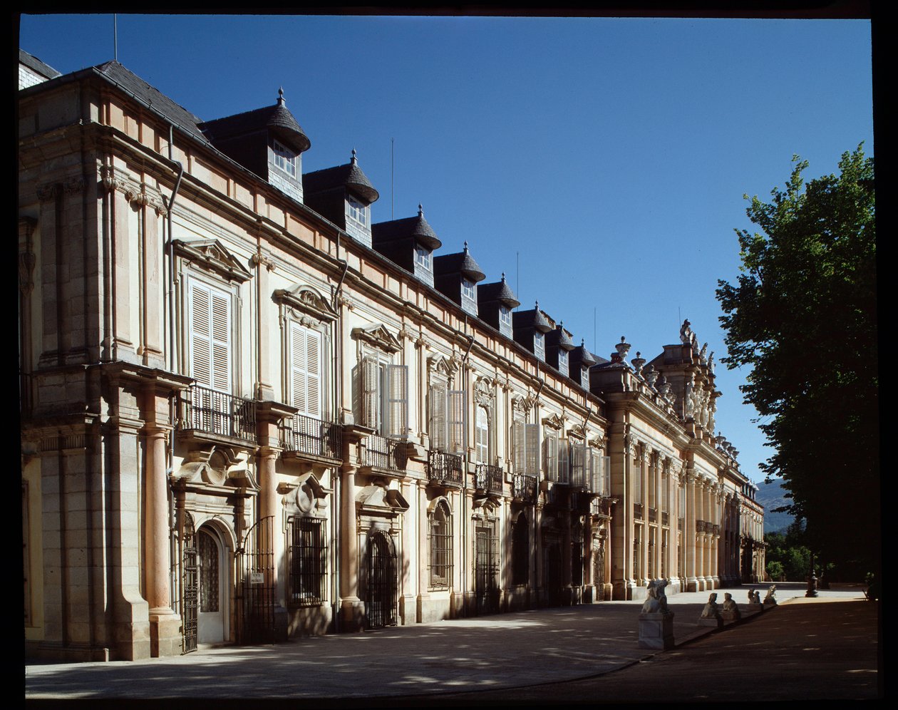 Vue du Palais Royal - Spanish School