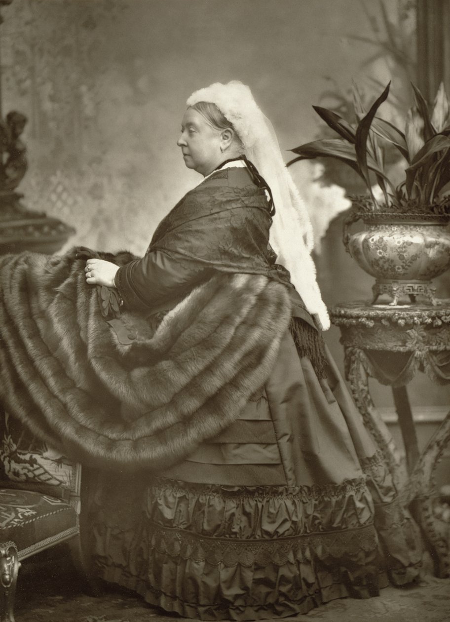 Victoria : portrait photographique en pied - Stanislaus Walery