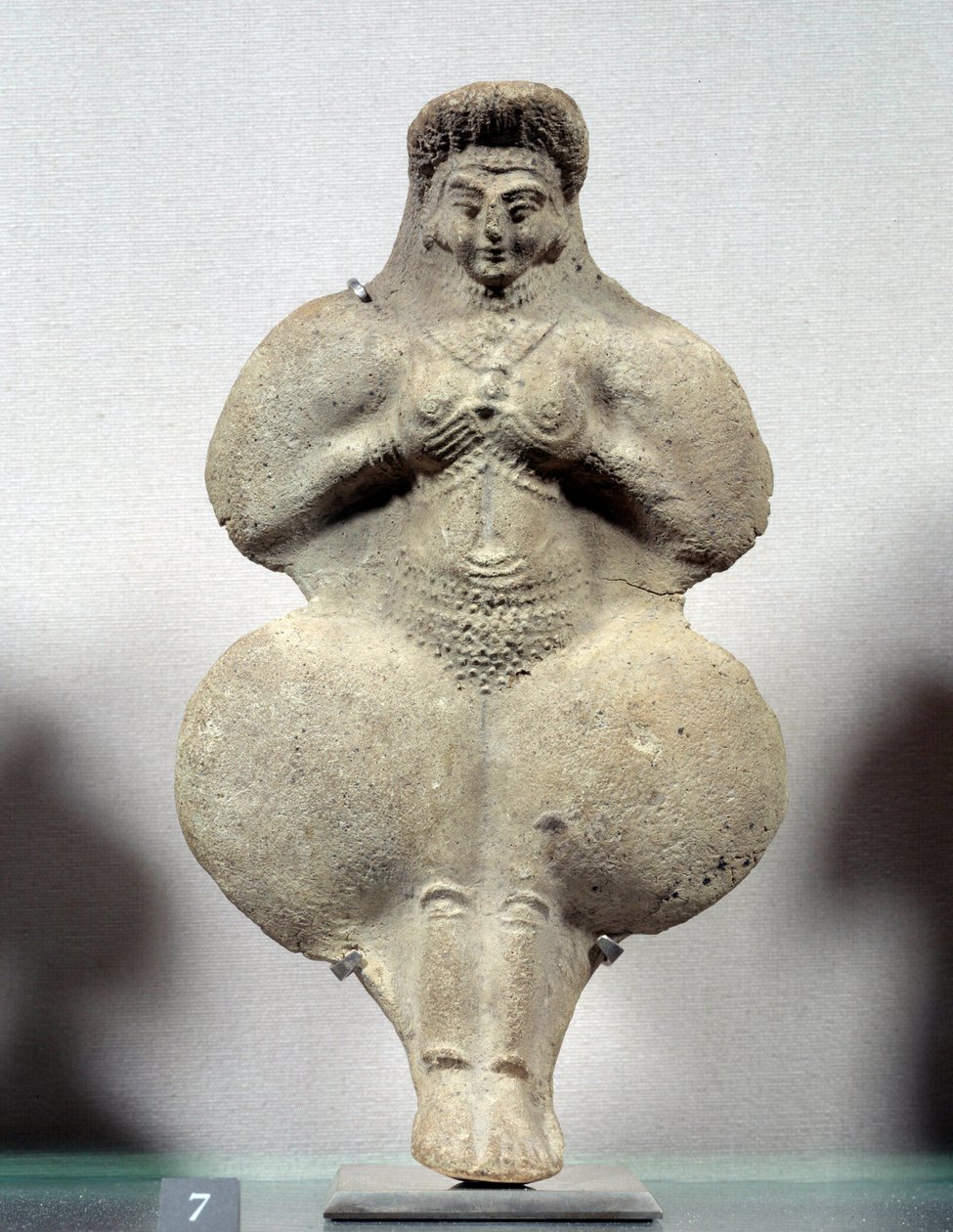 Art oriental : statuette en terre cuite de femme tenant ses seins, probable représentation d