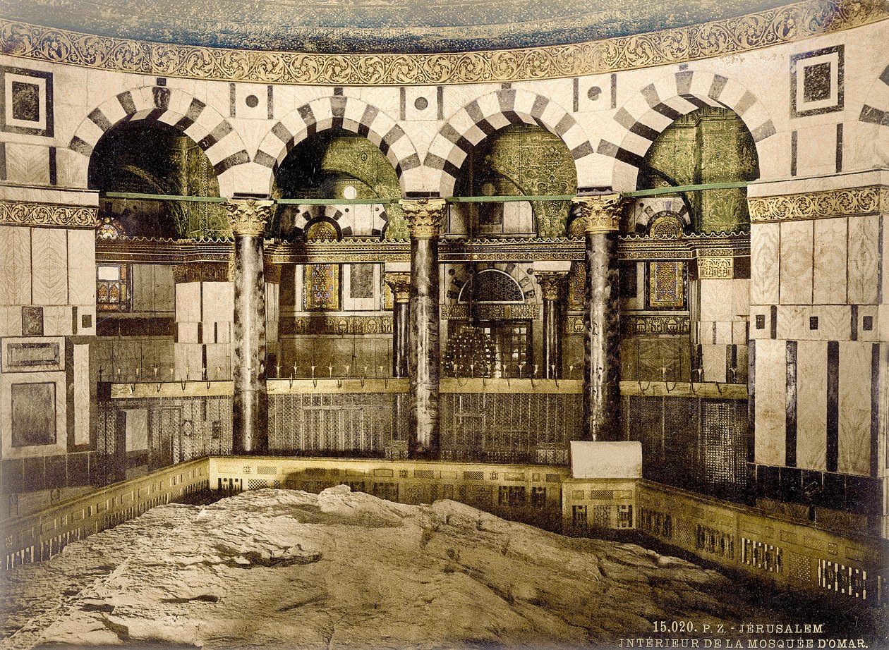 Intérieur du Dôme du Rocher à Jérusalem avec vue sur le rocher, c.1880-1900 (photochromie) - Swiss Photographer