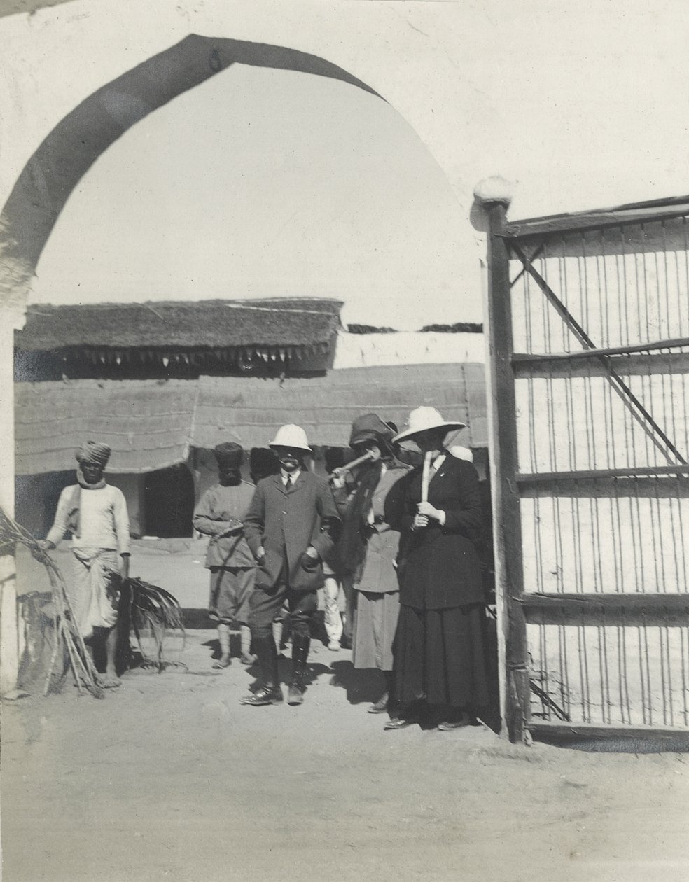 Major Gosling, Judy Smith et Lilah Wingfield fumant de la canne à sucre dans un poste de police près de Fatehpur Sikri, janvier 1912 - Sylvia Brooke