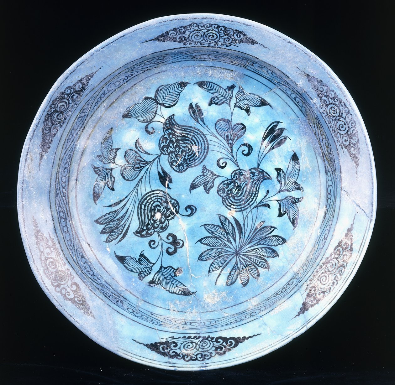 Plat émaillé turquoise, avec motif floral stylisé, 15e siècle - Syrian School