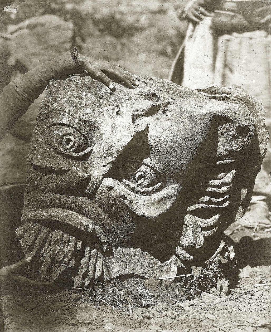 Tête antique à Kunawat, Syrie, 1875 - Tancrede Dumas