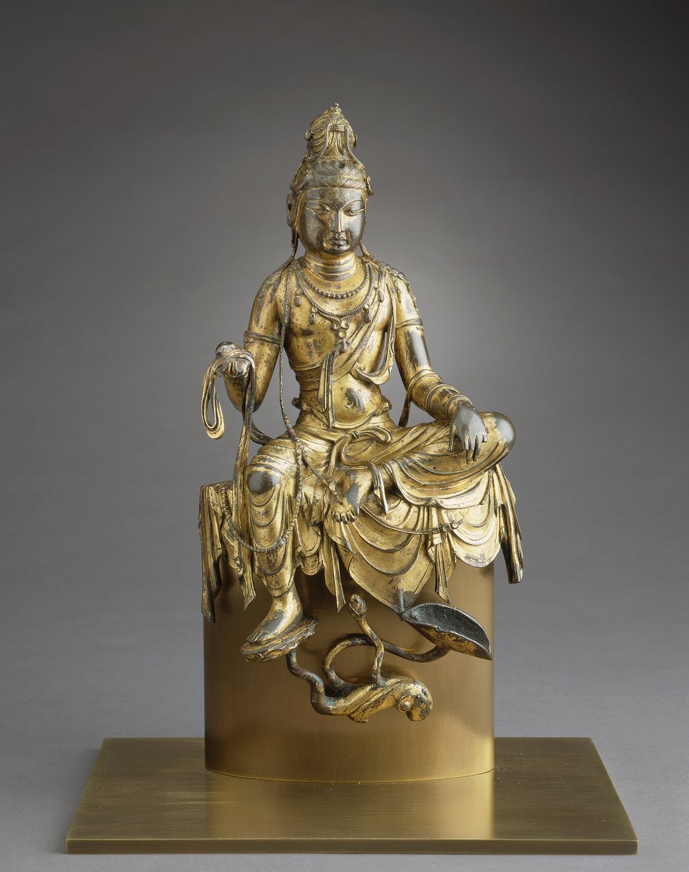 Bodhisattva Avalokitesvara assis, VIIIe siècle (bronze avec dorure) - Tang Dynasty Chinese School