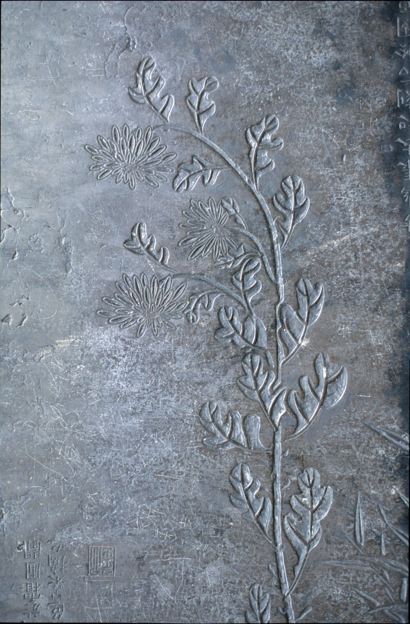 Stèle gravée avec un chrysanthème, des fleurs et des feuilles, 618-907 - Tang Dynasty Chinese School