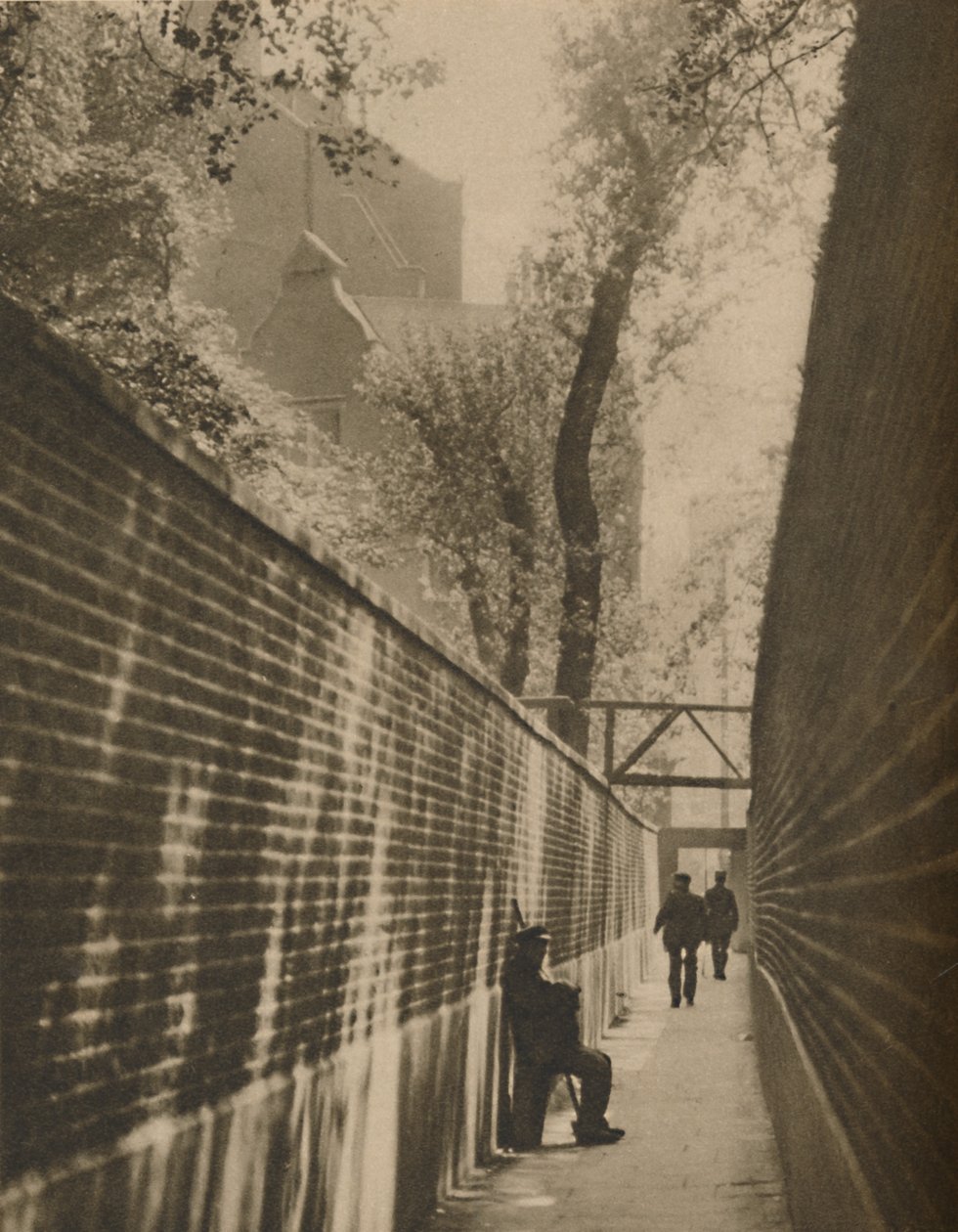 Dans le passage de Lansdowne, où un bandit de grand chemin a autrefois galopé pour sa vie, vers 1935 - Taylor