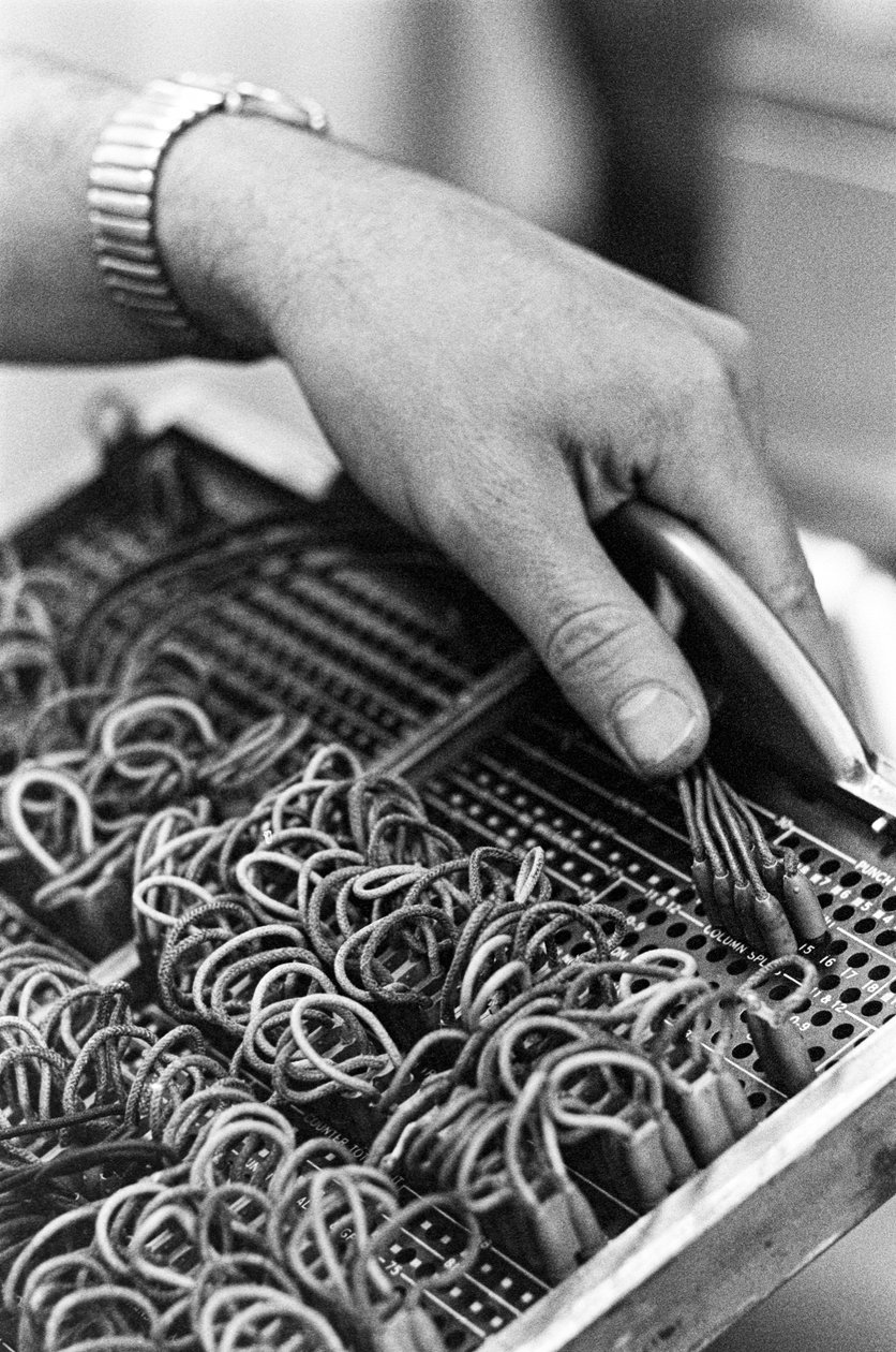 Opérateur informatique Don Murray travaillant avec un ordinateur numérique IBM utilisant des cartes perforées - Ted Spiegel