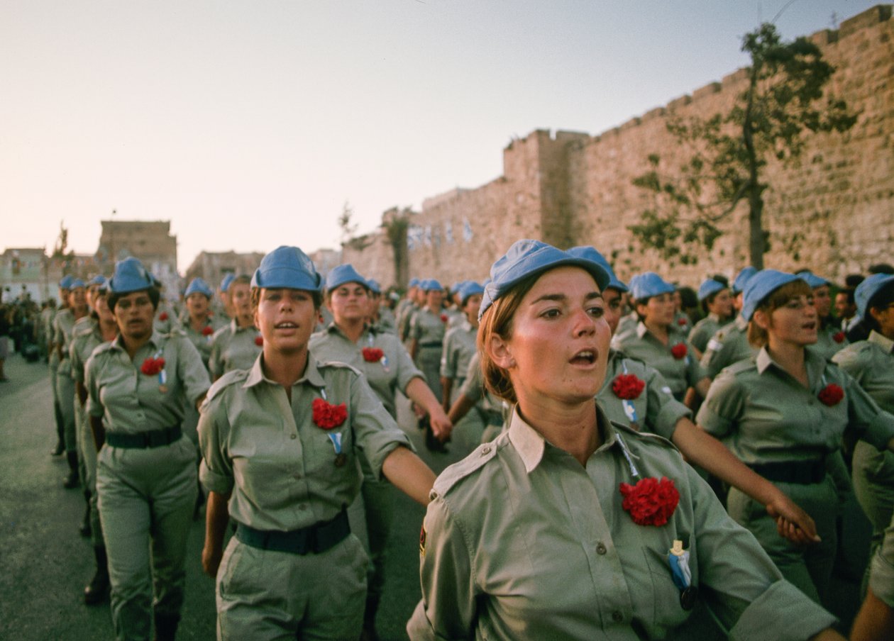 Soldats israéliens défilant devant les murs de la vieille ville de Jérusalem dans une reconstitution de l