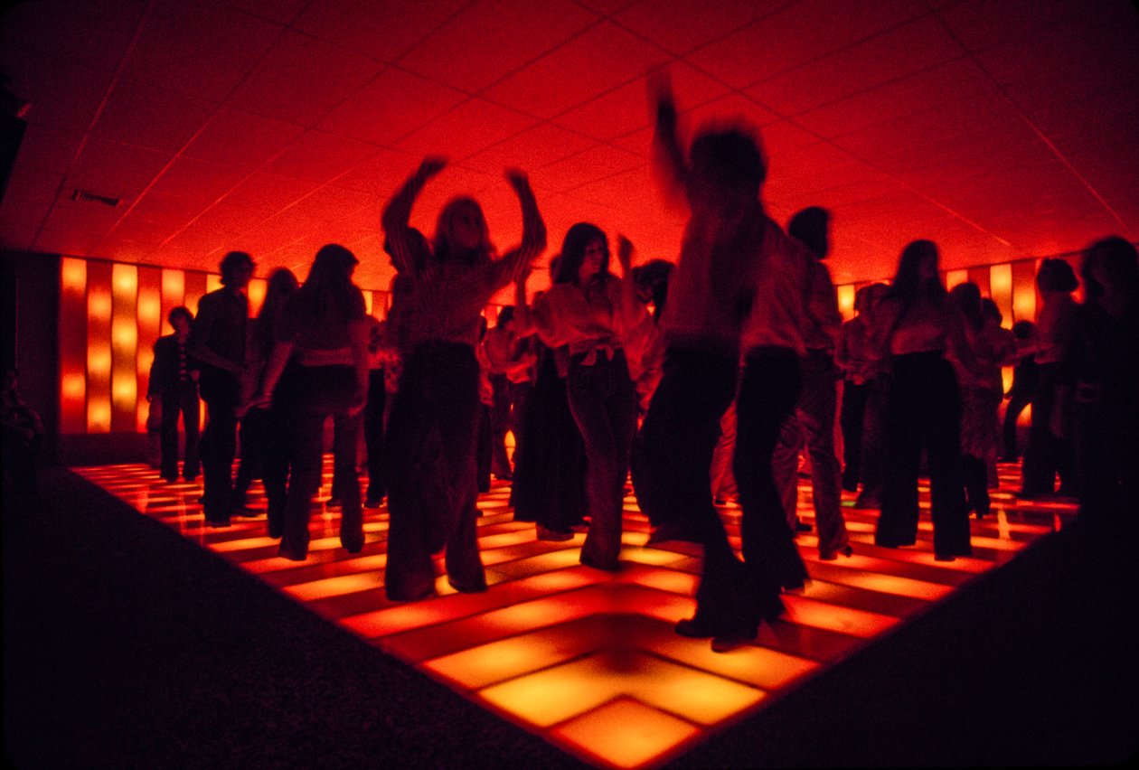 Jeunes danseurs dans une discothèque dansant sur un sol illuminé - Ted Spiegel