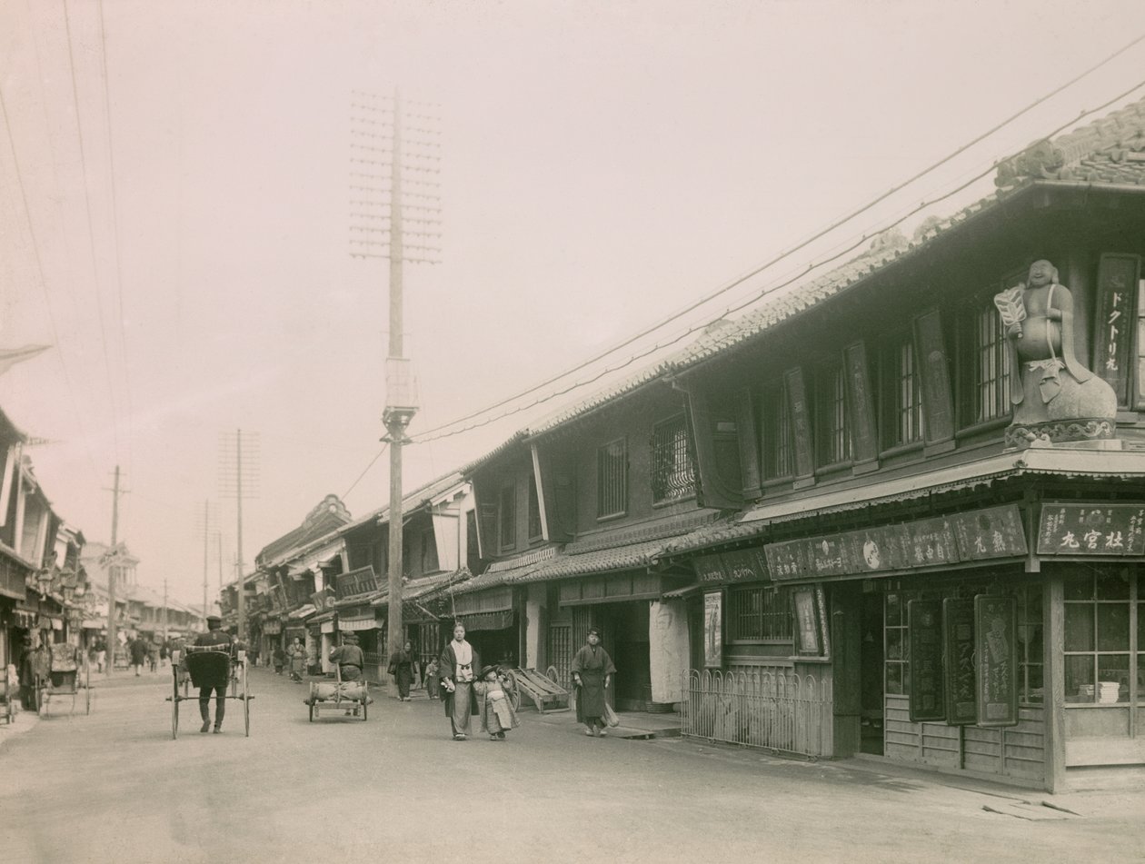 Rue commerçante du quartier de Motomachi à Kobe, vers 1900 - 1915 (photographie) - Teijiro Takagi