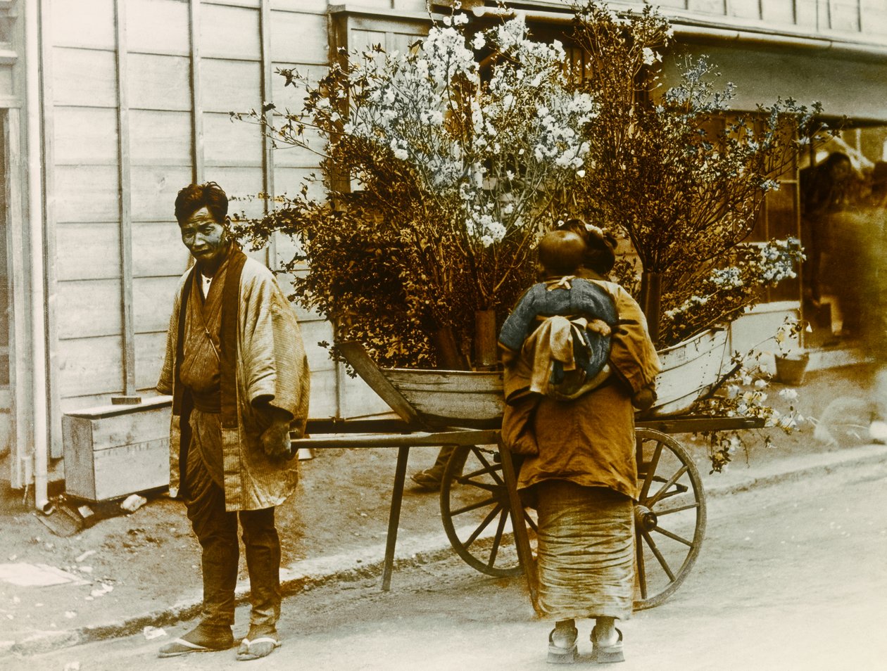 Vendeuse de fleurs itinérante dans les rues de Tokyo, vers 1900 - 1915 (photographie) - Teijiro Takagi