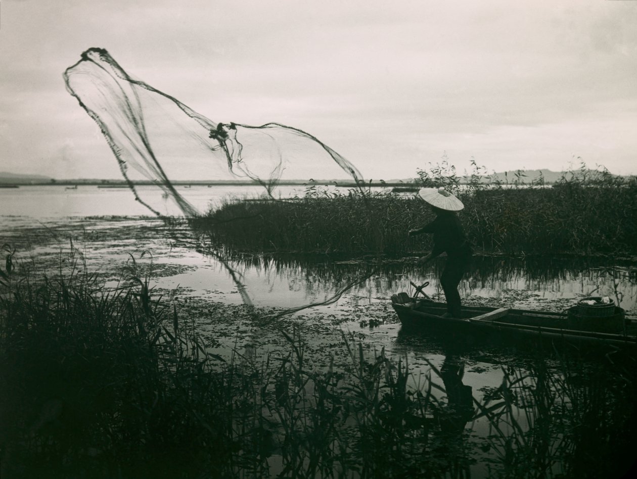 Pêcheur japonais lançant ses filets sur un lac, vers 1900 - 1915 (photographie) - Teijiro Takagi
