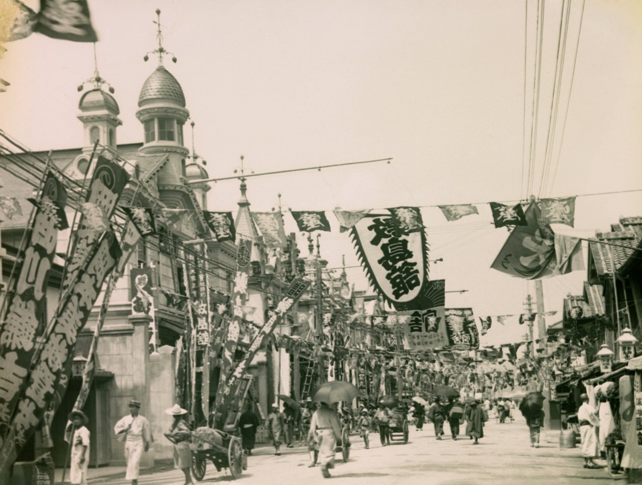 Rue du théâtre dans le quartier de Shinkaichi à Kobe, vers 1900 - 1915 (photographie) - Teijiro Takagi