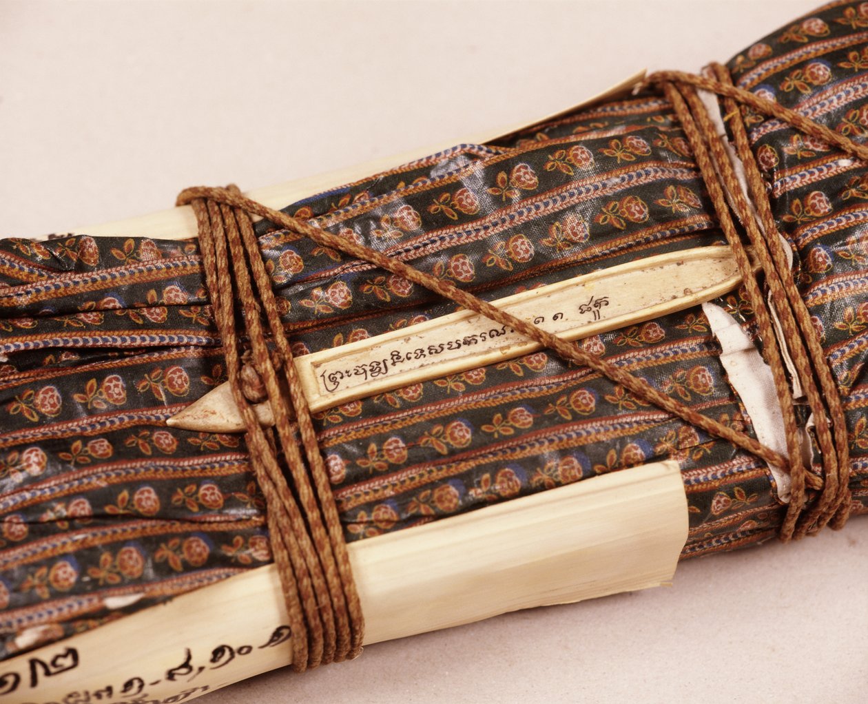 Manuscrit bouddhiste, enveloppé dans un tissu ciré pour protection - Thai School