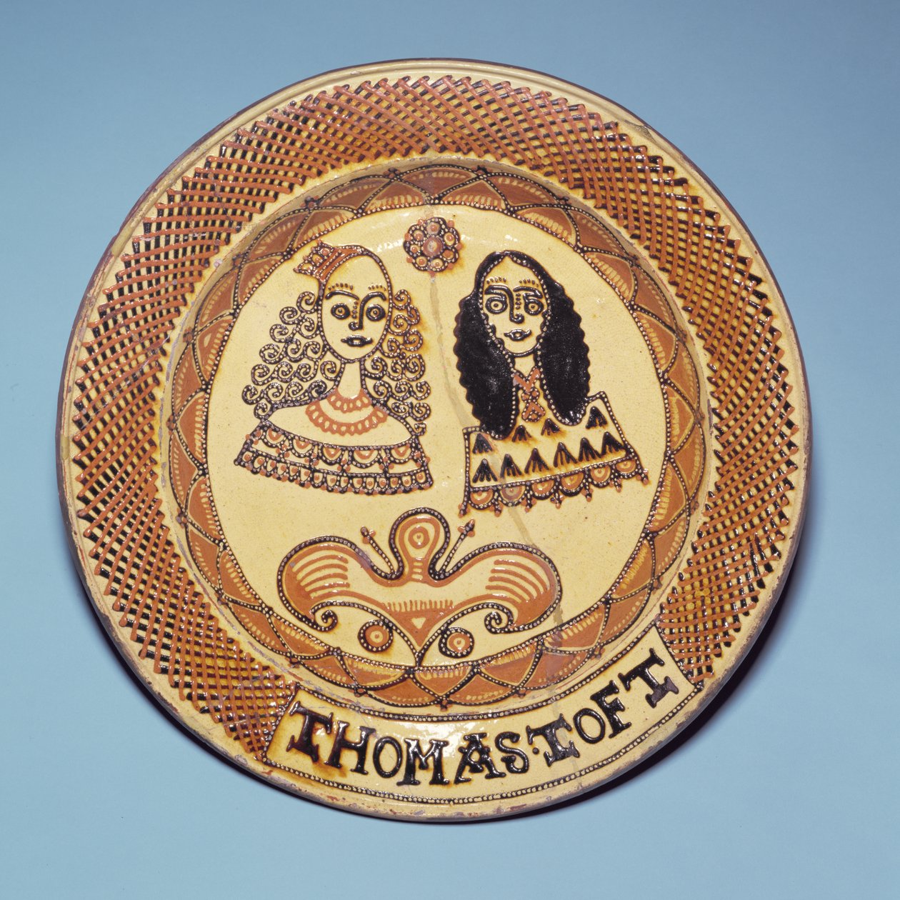 Assiette du Staffordshire représentant le roi Charles II et la reine Catherine de Bragance - Thomas Toft