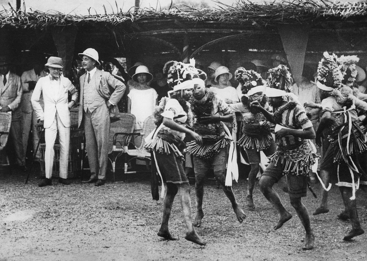 Filles de la tribu Bundu dansant devant le prince, Freetown, Sierra Leone, 1925 - Thomas E. and Horace Grant Grant