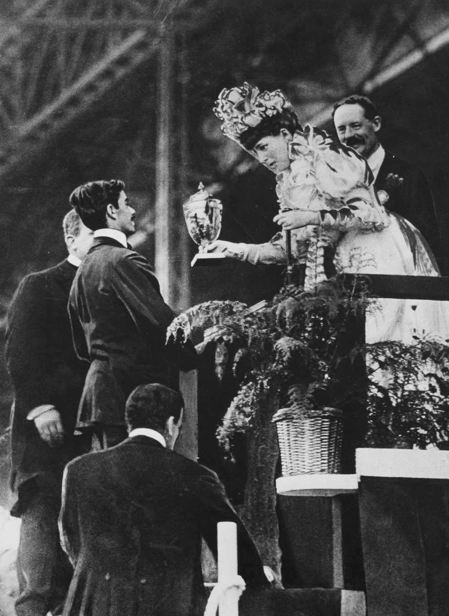 La Reine Alexandra remettant une coupe spéciale à Dorando pour commémorer son grand effort pour gagner le marathon olympique en juillet 1908 - Thomas E. and Horace Grant Grant