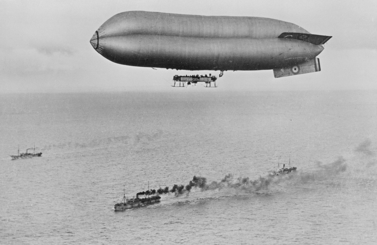 Dirigeable de classe côtière RNAS C23A volant au-dessus d