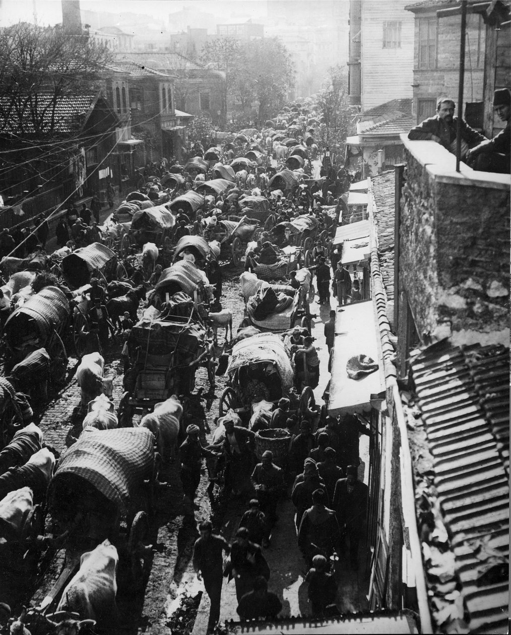 Les réfugiés affluent à Constantinople, attendant un navire pour l