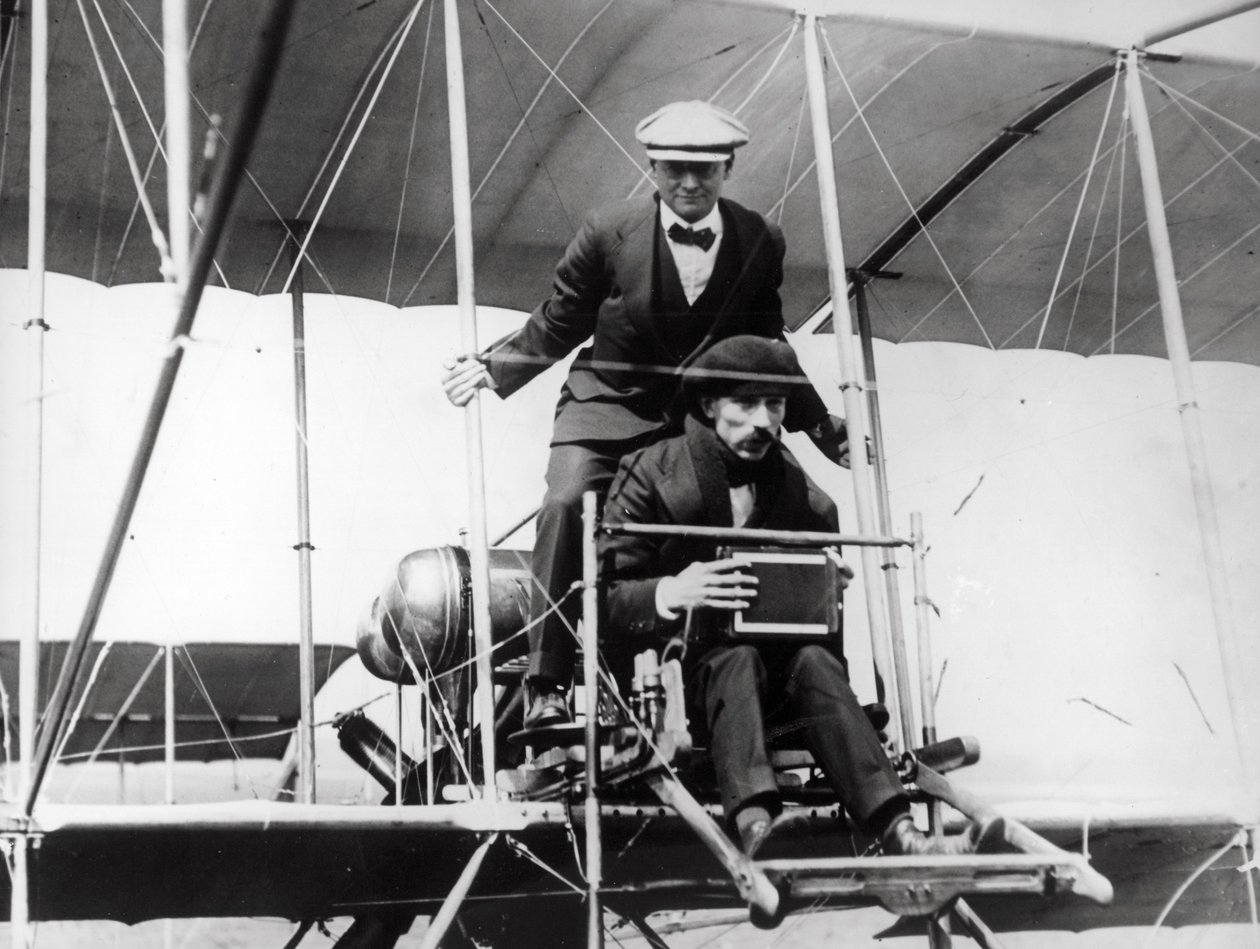 Thomas E. Grant avec M. Lewis Turner dans une machine volante pour photographier l