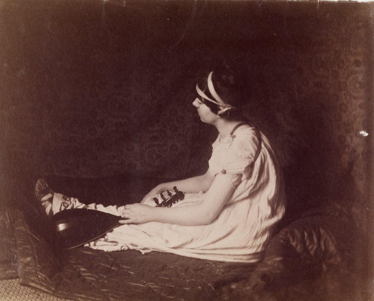 [Femme assise avec un luth] - Thomas Eakins