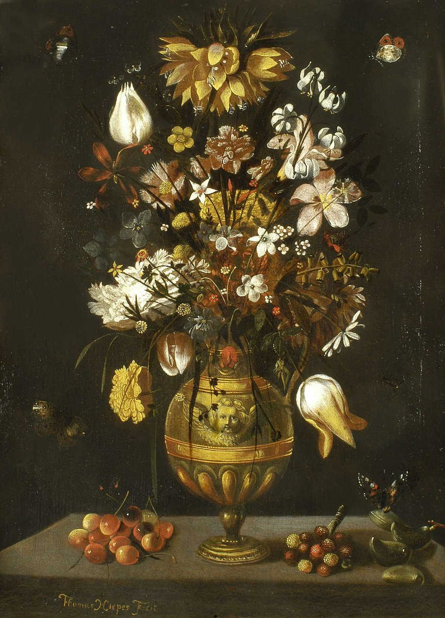 Vase de fleurs en bronze doré avec cerises, fraises et amandes sur une table - Thomas Hiepes