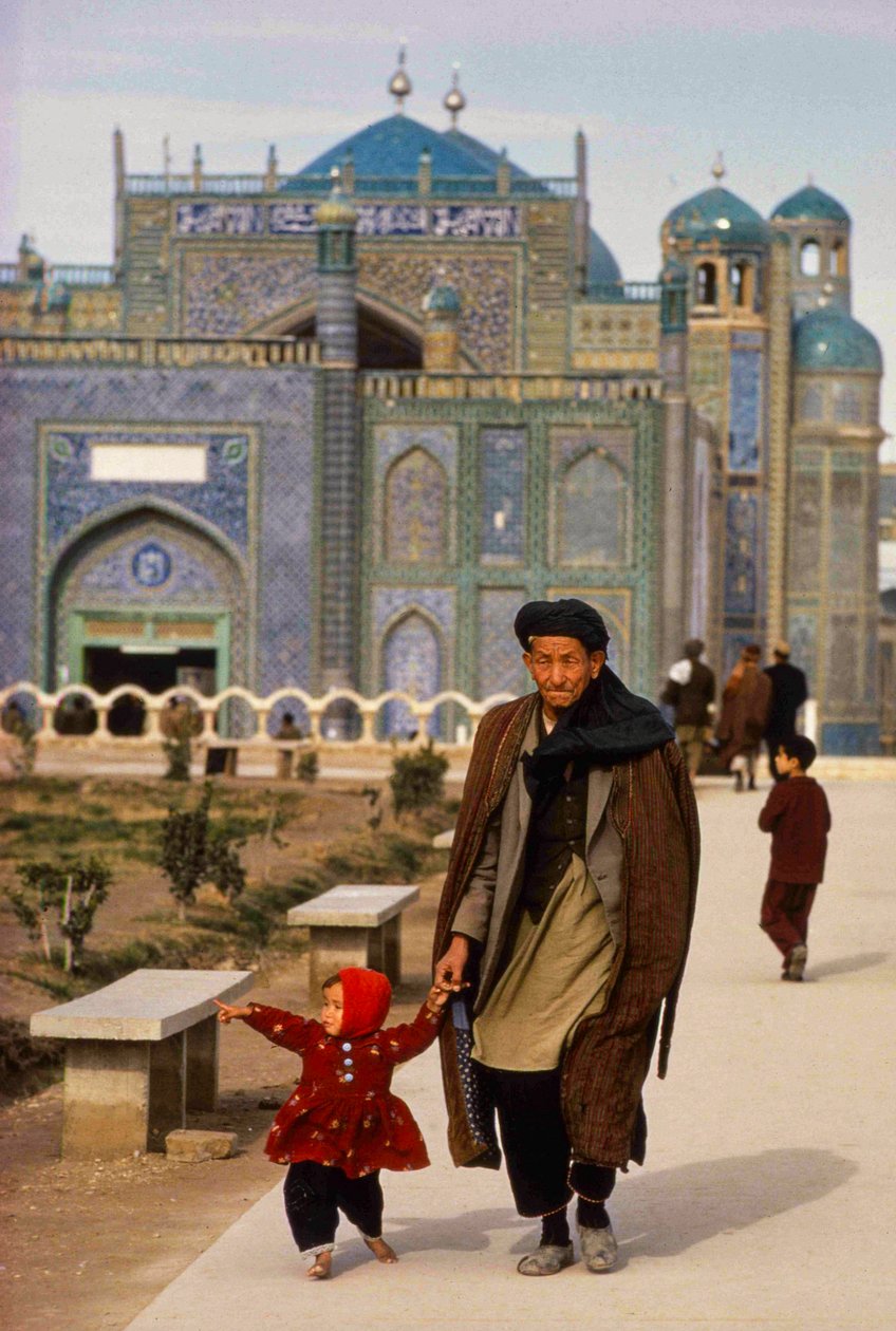 Visiteurs à la mosquée et au mausolée de Mazar-i-Sharif, Masjid-e-Kabud alias Rawze-e-Sharif - Thomas J. Abercrombie