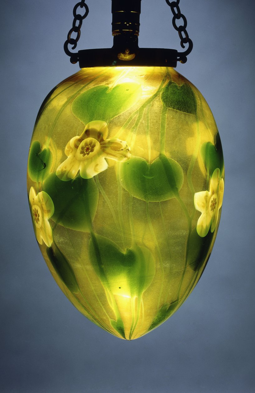 Une lanterne suspendue, décorée de feuilles vertes et de vignes et de fleurs irisées jaunes - Tiffany Studios