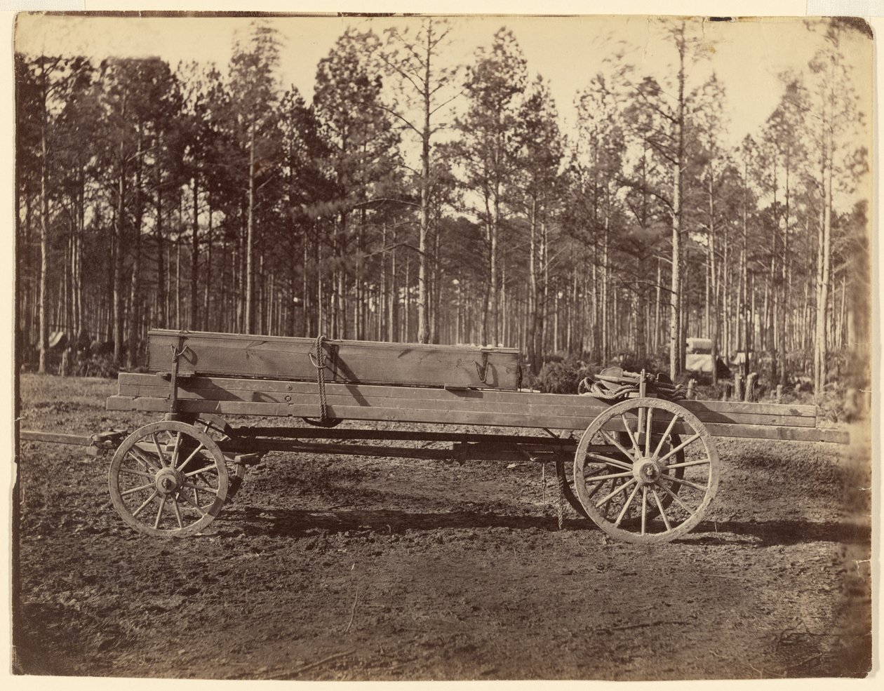 [Wagon avec caisse oblongue transportant peut-être des armes à feu ou des fusils] - Timothy H. O