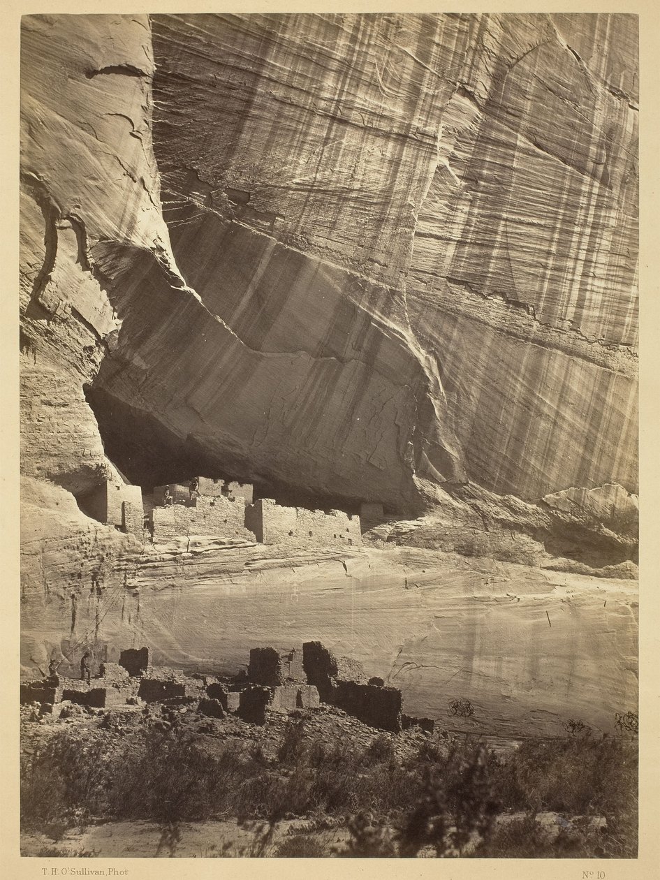 Anciennes ruines du Cañon de Chelle, N.M. Dans une niche à 15 mètres au-dessus du lit actuel du Cañon. - Timothy O