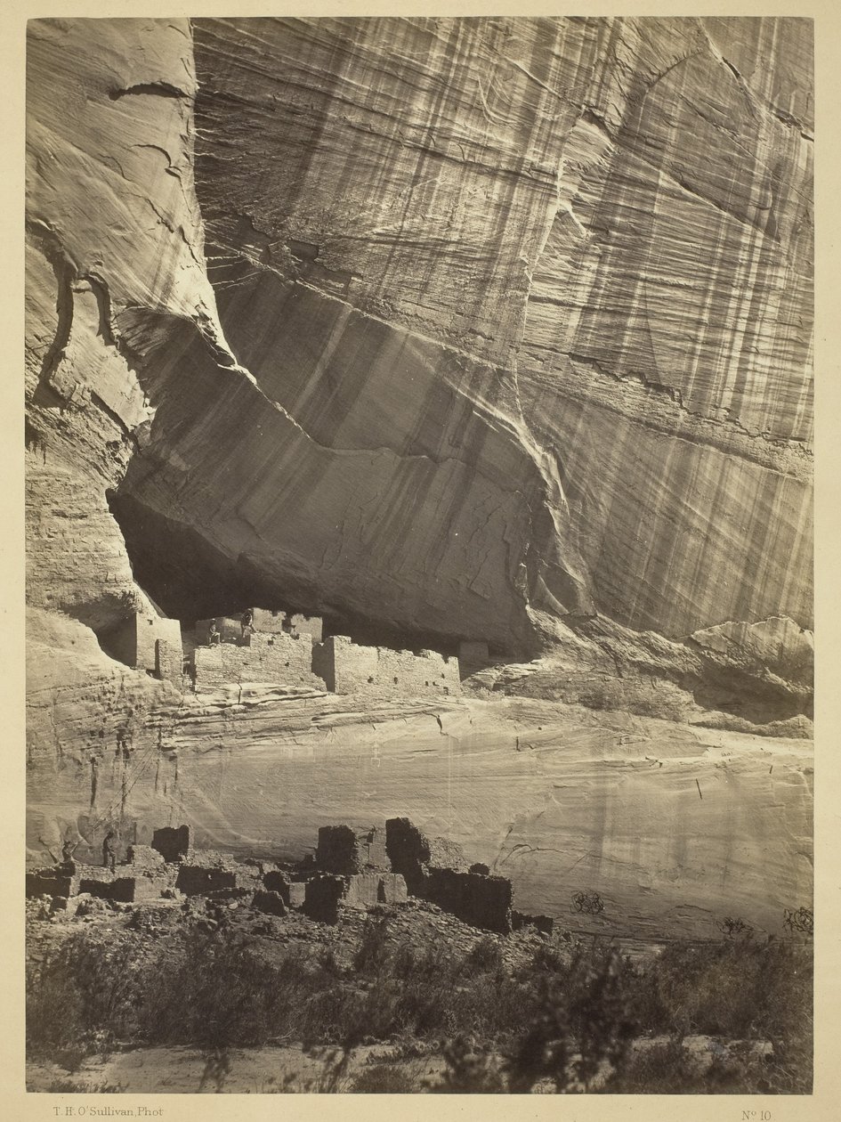 Ruines anciennes dans le Canyon de Chelly, N.M., dans une niche à 50 pieds au-dessus du lit actuel du Canyon, 1873 - Timothy OSullivan