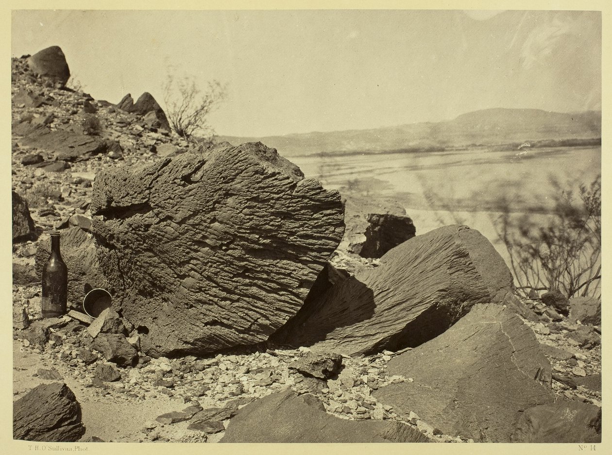 Rocher sculpté par la dérive du sable, en dessous de Fortification Rock, Arizona - Timothy O
