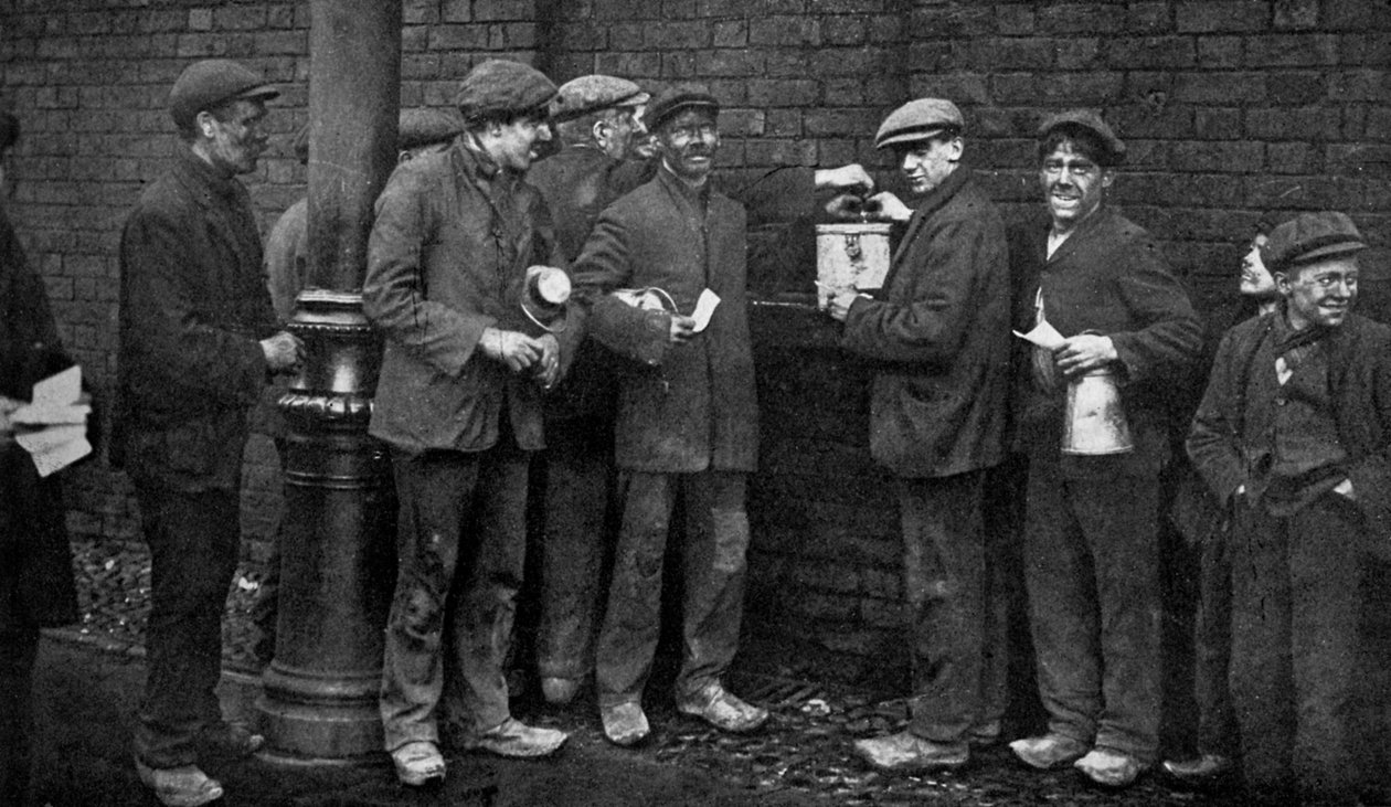 Vote pour la grève des mineurs, Wheatsheaf Colliery, Pendlebury, janvier 1912, vers 1920 - Topical Press Agency
