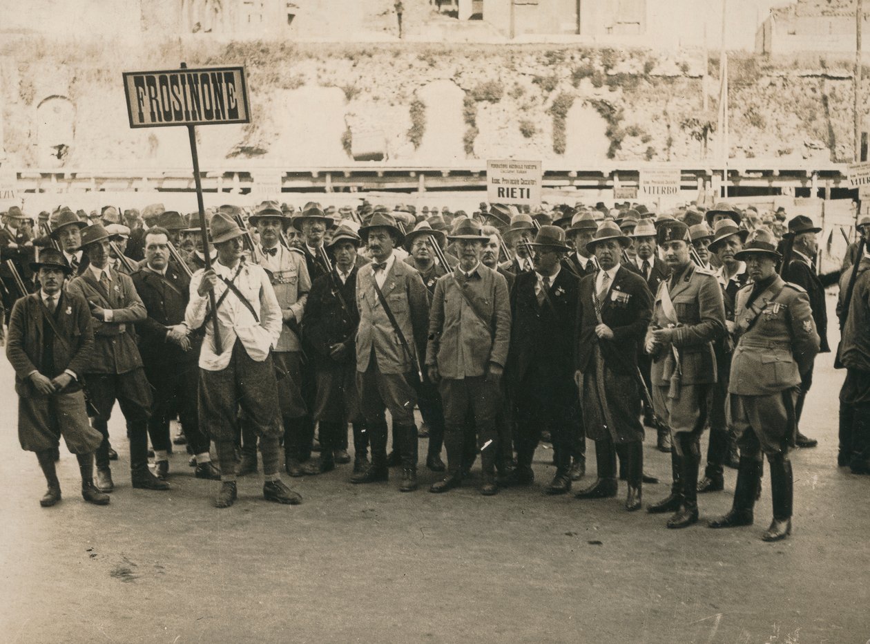 Album "MVSN- Chemises noires": chasseurs de Frosinone, armés d