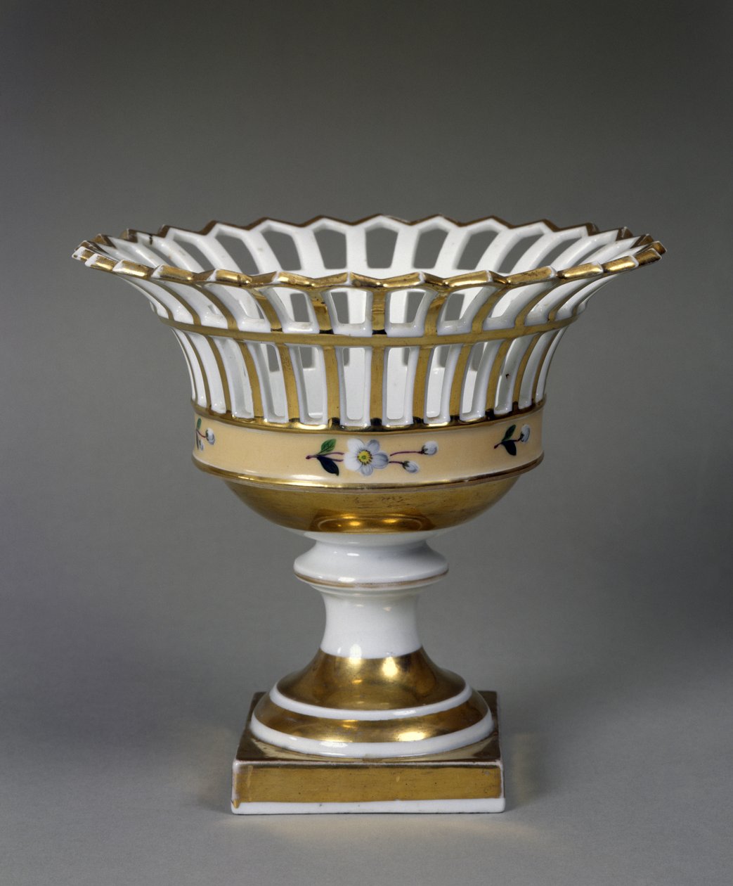 Corbeille à fruits, vers 1826-1838 (porcelaine dure avec émail et dorure) - Tucker China Factory