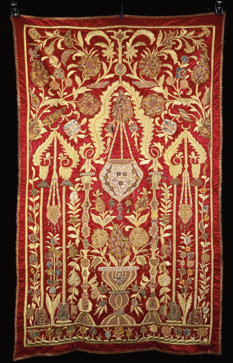 Une arche de prière en satin rouge, brodée de fils dorés et argentés et appliquée de brocarts - Turkish School