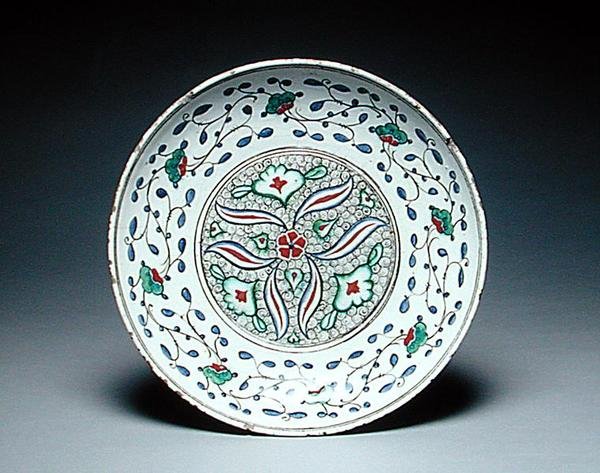 Plat décoré de fleurs stylisées, Isnik, fin du 16ème siècle - Turkish School