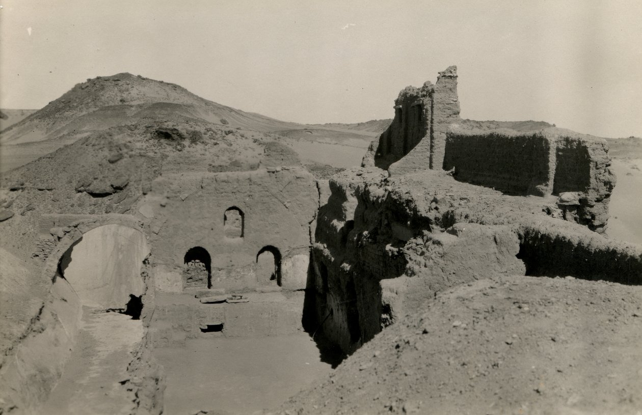 Grand donjon (qasr) du monastère de Saint-Siméon, vue du passage avant son excavation, Assouan, Égypte, photographie d