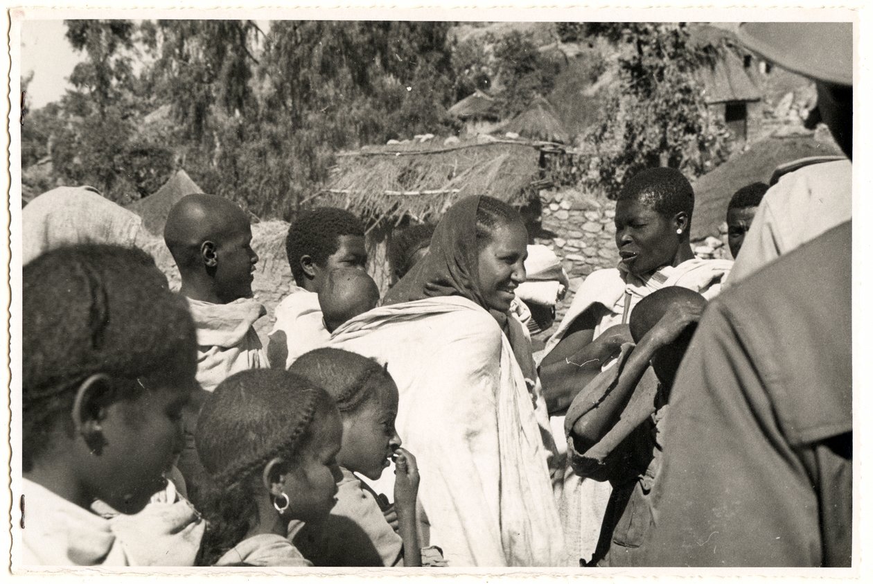Hommes, femmes et enfants à Axum, Éthiopie, photographie d