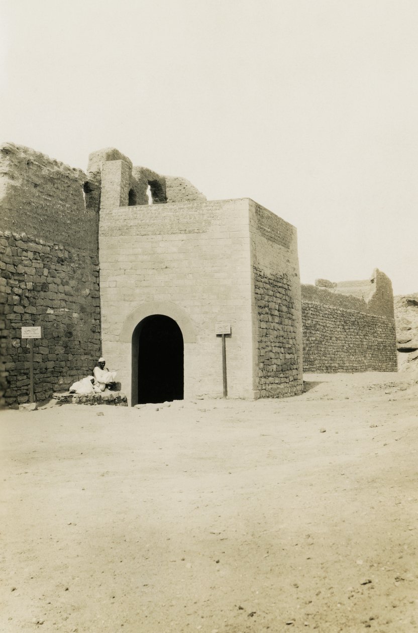 Monastère de Saint-Siméon, vue de la porte et de la tour orientale, Assouan, Egypte, photographie d