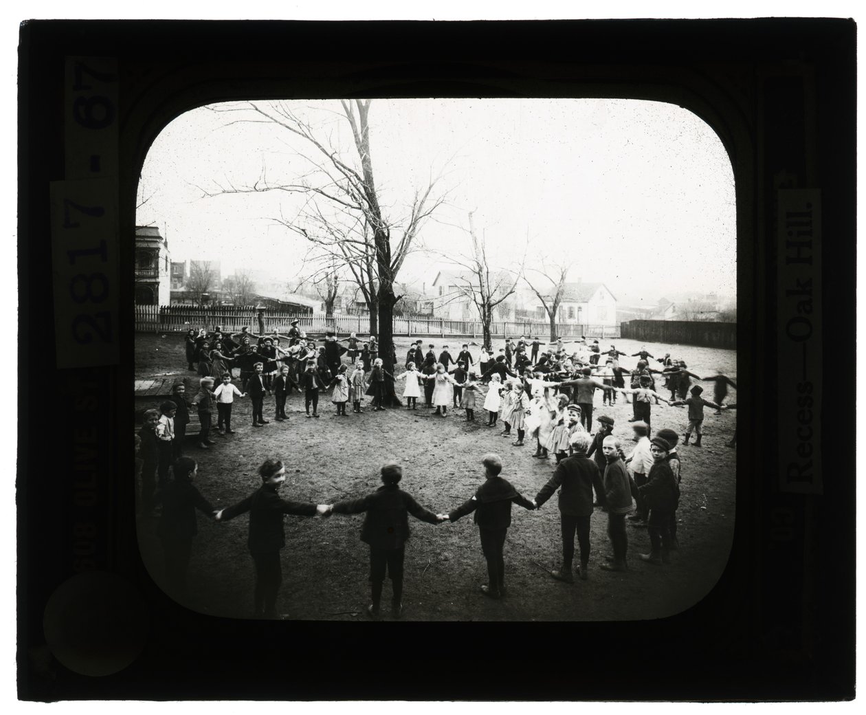 Photo horizontale en noir et blanc de garçons et de filles se tenant par la main et formant des cercles en plein air - Unbekannt Unbekannt