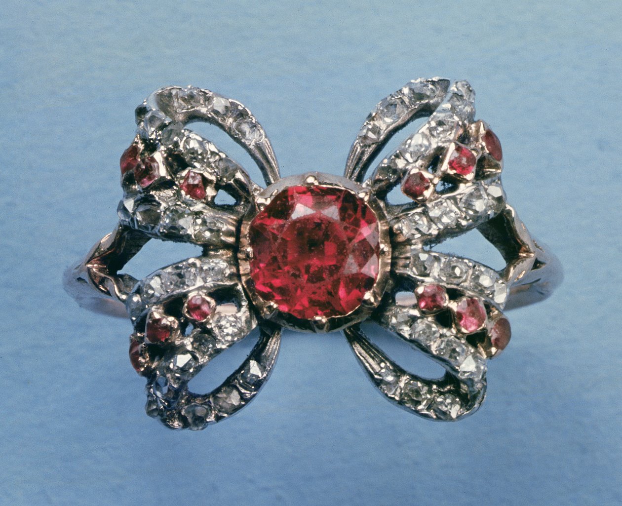 Bague en forme de nœud, vers 1760, rubis et diamant - Unbekannt Unbekannt